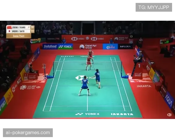 有趣一幕：球场边线附近出现狐狸，比赛短暂中断